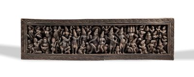 une photo d'une plaque en bronze sur laquelle figure un groupe de personnes