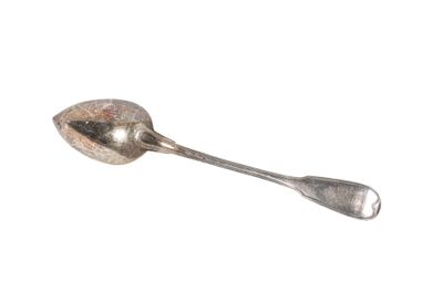 une cuillère en argent avec un manche de cuillère sur une surface blanche