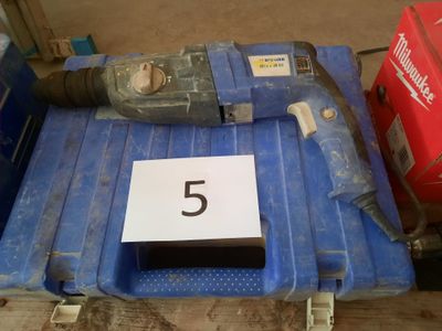 une boîte bleue sur laquelle figure le chiffre 5