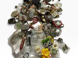 un tas d'objets divers posés sur une surface blanche