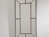 une image représentant un miroir accroché au mur d'une pièce