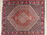 un tapis rouge et noir orné d'un motif en forme de diamant