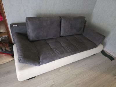 un canapé qui se trouve dans un coin de la pièce
