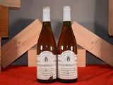 deux bouteilles de vin posées l'une à côté de l'autre sur une table