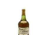 un gros plan d'une bouteille d'alcool sur fond blanc