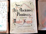 trois livres posés l'un à côté de l'autre sur une table