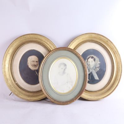 trois portraits encadrés représentant un homme et une femme sur fond blanc