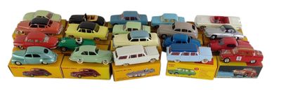 un grand nombre de petites voitures dans une boîte