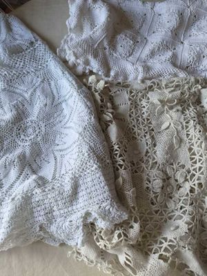 un pull blanc posé sur un lit