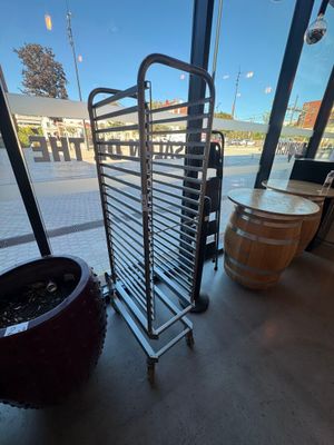 une photo d'un présentoir de plats dans un restaurant