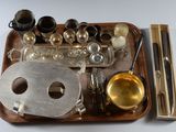 un plateau sur lequel se trouvent de nombreux objets en argent et de l'argenterie