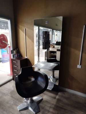 Un siège de coiffage pivotant, simili cuir, pied chromé et u…