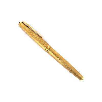 un stylo à bille doré sur fond blanc
