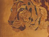 un tableau représentant un tigre accroché au mur