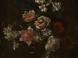 tableau représentant un vase de fleurs posé sur une table dans une pièce sombre