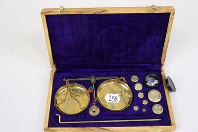 un coffret en bois contenant un jeu de pièces de monnaie