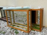 deux miroirs posés par terre l'un à côté de l'autre