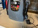 un petit compresseur d'air posé sur une étagère dans un garage