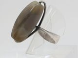 bague en argent massif ornée d'une agate brune au centre