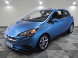 la voiture bleue est garée dans le garage sur le sol en damier
