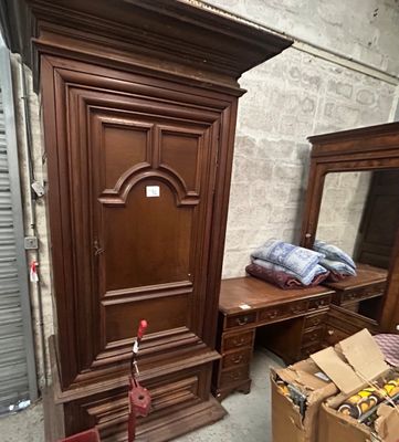 image d'une armoire en bois dans une pièce