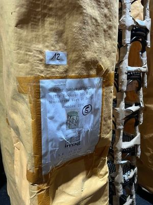 de nombreux sacs de nourriture posés par terre dans une pièce
