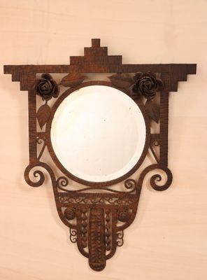 un miroir accroché au mur, avec un cadre en bois