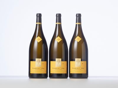 trois bouteilles de vin posées sur une table l'une à côté de l'autre