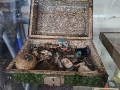 une vieille valise contenant de nombreux objets