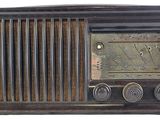 une vieille radio posée sur une table