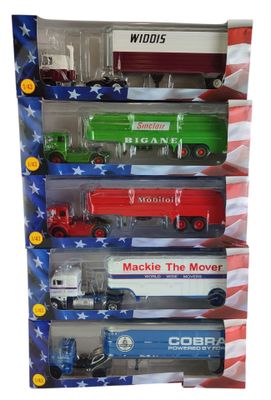 six camions miniatures dans une vitrine avec un drapeau américain en arrière-plan