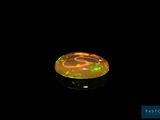 une image d'une opale de feu dans l'obscurité