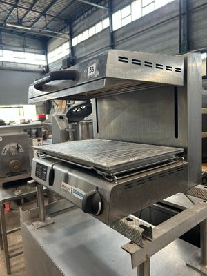 un barbecue posé au milieu d'une pièce