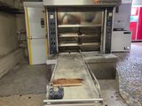 une photo d'une cuisine professionnelle équipée d'un four à pizza