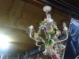 un lustre suspendu au plafond d'un magasin