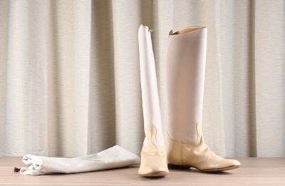 HERMES Paire de bottes cavalières en cuir ivoire et toile H … - Photo 1