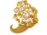 une broche en or 18 carats et diamants, signée Van Cleef