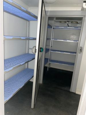 une petite chambre équipée de lits superposés