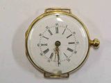 une petite horloge dont le cadran est orné de chiffres romains