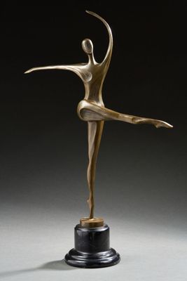 une statue en bronze représentant une ballerine sur un socle