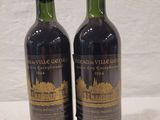 deux bouteilles de vin posées sur une table, à côté d'une étiquette de prix