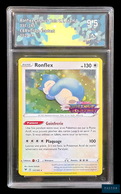 un gros plan sur une carte à collectionner Pokémon dans un étui en plastique