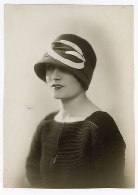 photographie en noir et blanc d'une femme portant un chapeau et une robe