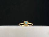 une bague en or avec une pierre turquoise au centre