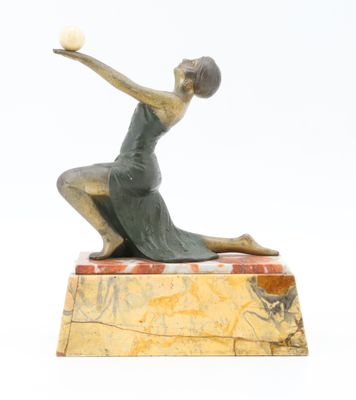Groupe en régule patiné figurant une jeune femme tendant une…