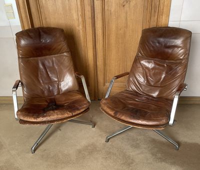 paire de fauteuils de salon en cuir marron, avec pieds et accoudoirs chromés