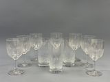 six verres à vin transparents posés sur une table