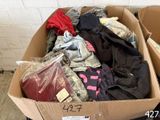 une boîte en carton remplie de vêtements et d'autres objets