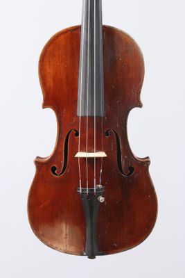 gros plan d'un violon avec un archet sur fond blanc