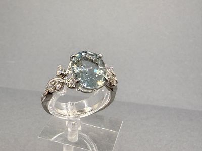l'image d'une bague ornée d'une topaze bleue